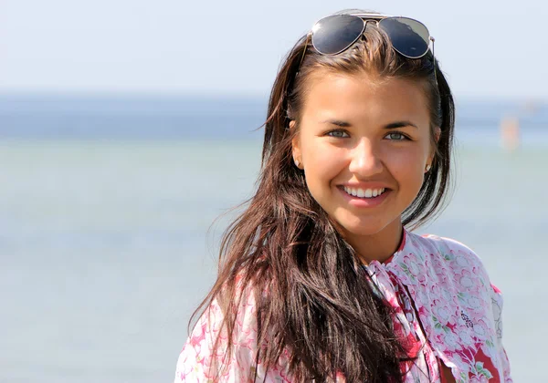 Portré boldog fiatal lány nyaralás — Stock Fotó