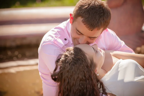 Feliz jovem casal ao ar livre — Fotografia de Stock