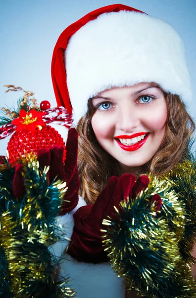 Belle femme dans une robe rouge et chapeau de Père Noël avec un Noël — Photo