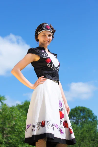 Fina ungerska flickan i nationella kläder — Stockfoto