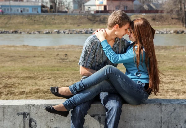 Portrait heureux jeune couple adolescent en plein air — Photo