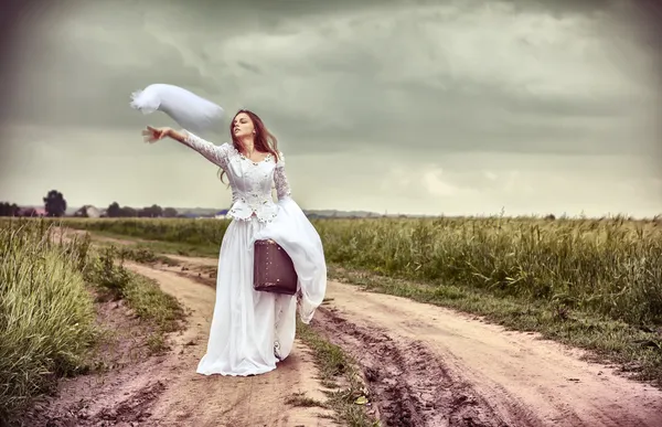 A noiva ofendida rejeitando um véu de casamento — Fotografia de Stock