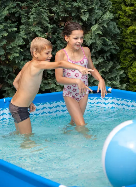 Štěstí dětí v bazénu — Stock fotografie
