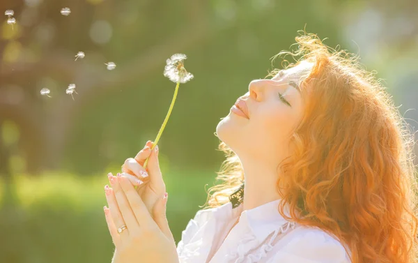 Beautiful happy young woman in the park on a warm summer day — Stock Photo, Image