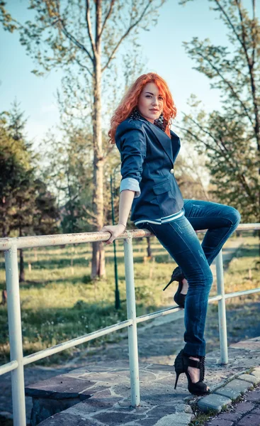 Femmes dans le parc d'été — Photo