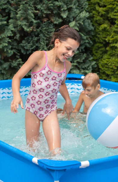 Geluk kinderen bij zwembad — Stockfoto