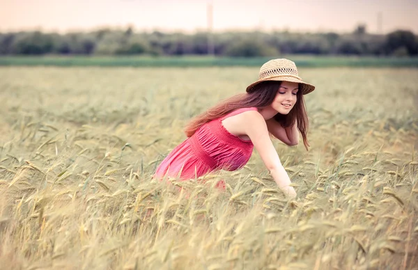 Retrato de la chica rural en el campo — Foto de Stock