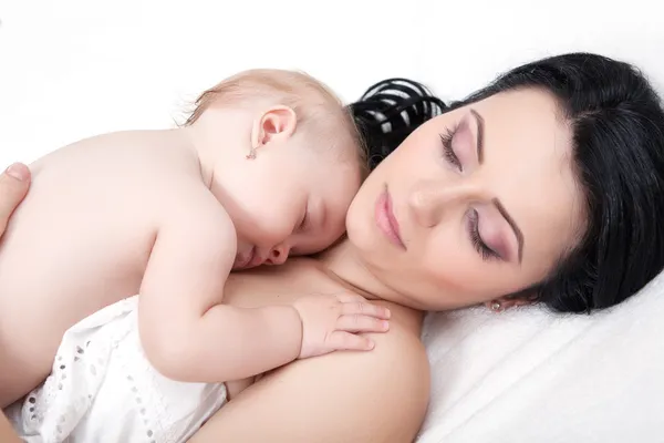 Ung mor och hennes barn, sover i sängen — Stockfoto