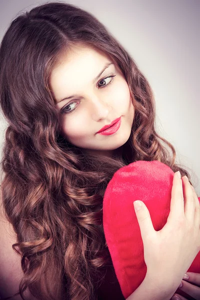 Portrait of beautiful young girl with heart in hands — Stock Photo, Image