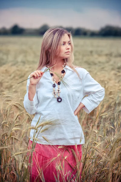 Retrato de la chica rural en el campo — Foto de Stock