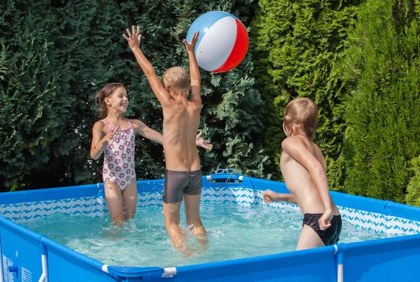 Geluk kinderen bij zwembad — Stockfoto