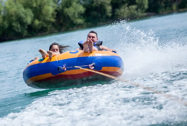 Jeune couple sur les attractions nautiques pendant les vacances d'été — Photo