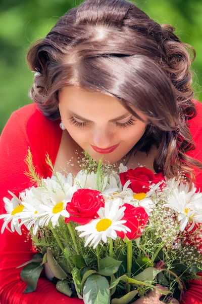 Gelukkig lachende vrouw met bloem — Stockfoto