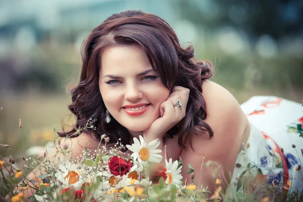 Beautiful happy young woman in the park on a warm summer day — Stock Photo, Image