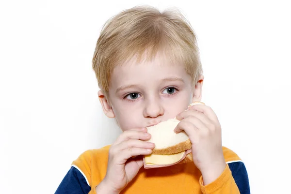 Menino pequeno comer sanduíche saudável — Fotografia de Stock