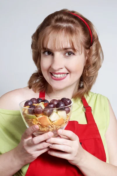 A bela mulher com salada de fruto — Fotografia de Stock