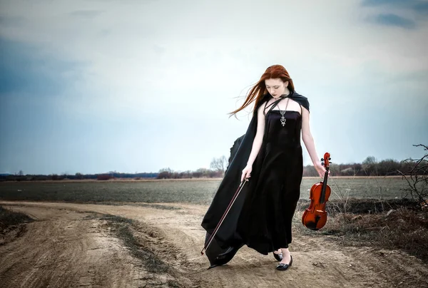 La chica pelirroja con un violín al aire libre —  Fotos de Stock