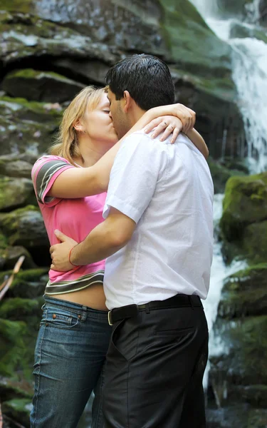 Beijando casal na montanha Cárpatos — Fotografia de Stock