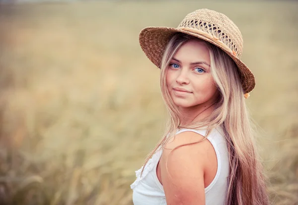 Retrato da menina rural em um chapéu de palha — Fotografia de Stock