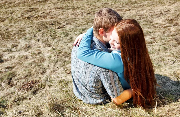 Romantique jeune couple assis ensemble dans le parc — Photo