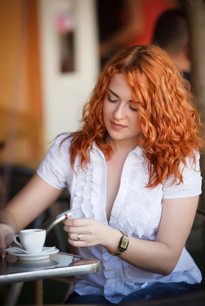 Элегантная женщина в кафе — стоковое фото