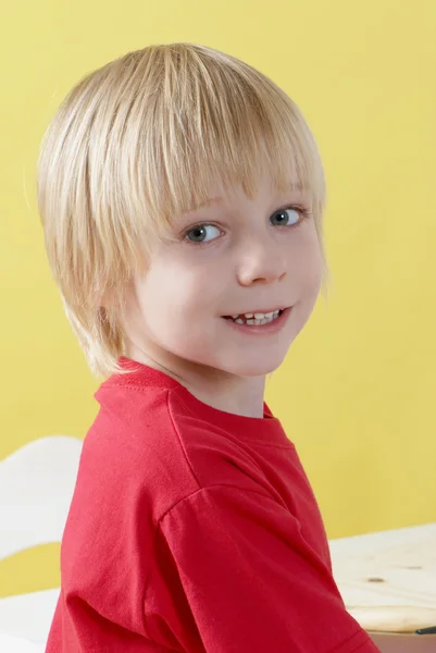 Retrato de menino emocional em um fundo amarelo — Fotografia de Stock