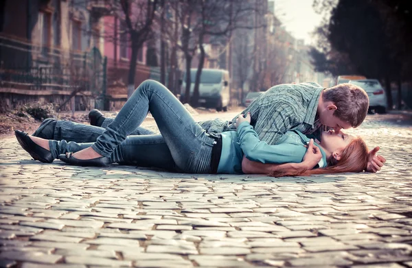 Paar van tieners liggen in straat samen — Stockfoto