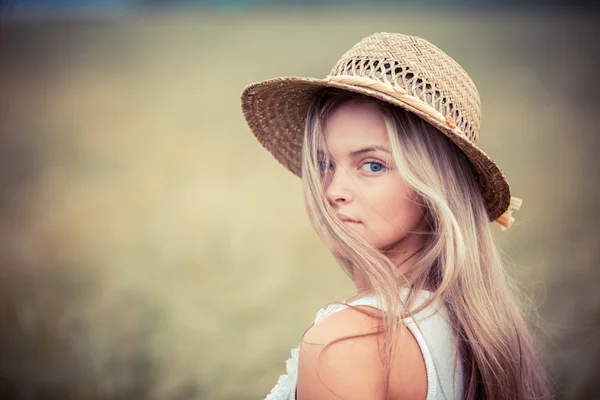 Portrait of the rural girl in a straw hat — Stock Photo, Image