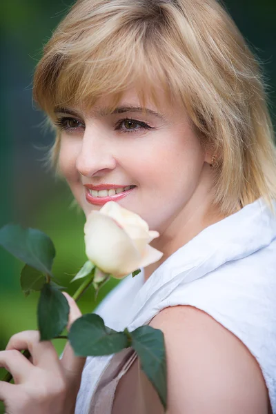 Felice donna sorridente con fiore — Foto Stock