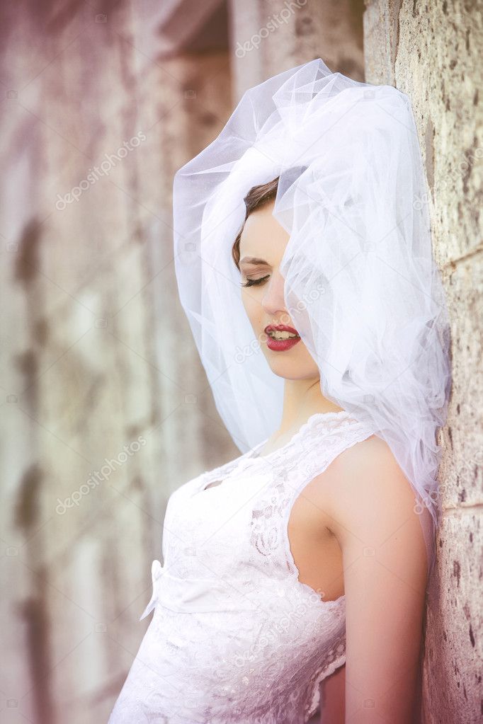 Beautiful bride posing in her wedding day
