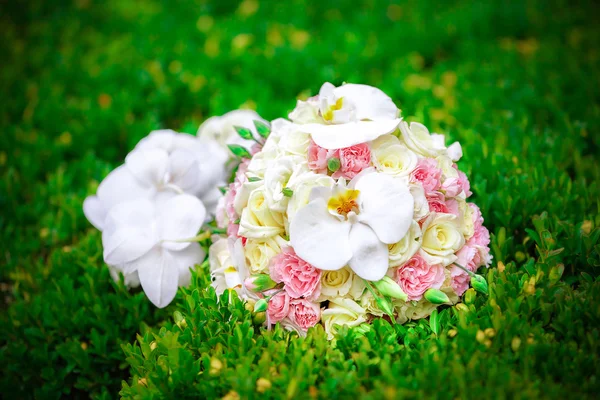 Ramo de boda de la novia- hermosas flores de boda al aire libre — Foto de Stock