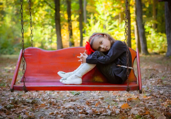 Porträtt av den sorgliga flickan i parken — Stockfoto