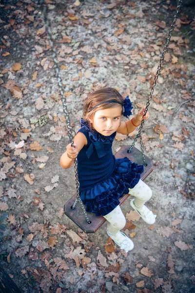 Feliz niña sonriendo en Swing — Foto de Stock