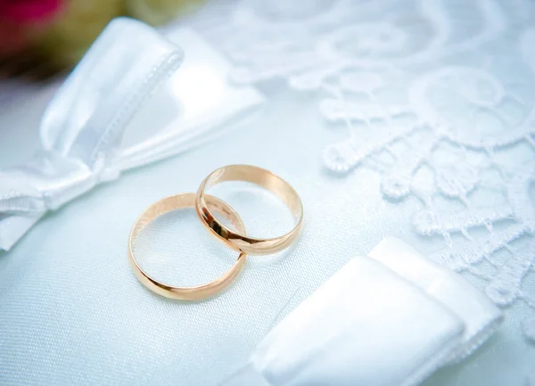 Anillos de boda de oro en el cojín — Foto de Stock