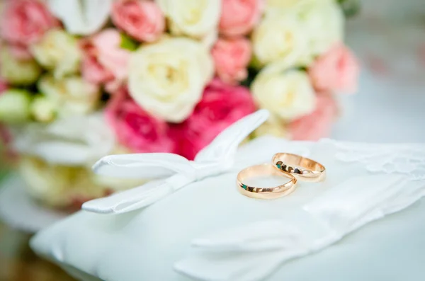 Anillos de boda de oro en el cojín — Foto de Stock