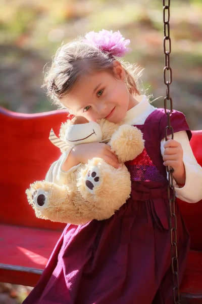 Μικρό, όμορφο κορίτσι και διασκεδαστικό αρκούδα — Φωτογραφία Αρχείου