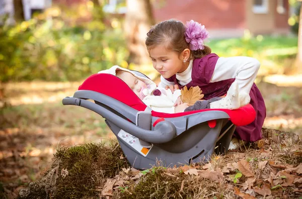 Pequeñas hermanas hermosas en el parque de otoño — Foto de Stock