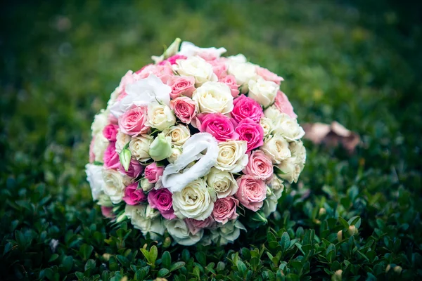 Ramo de boda de la novia- hermosas flores de boda — Foto de Stock