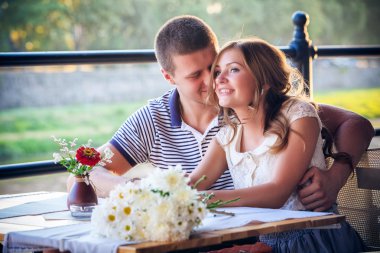 Kafedeki genç çift.