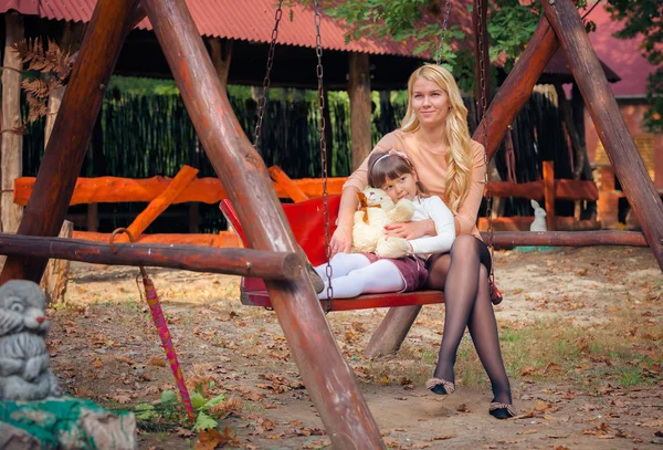 Moeder met dochter in park — Stockfoto
