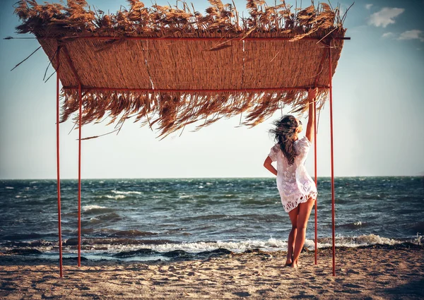 Γυναίκα στην παραλία — Φωτογραφία Αρχείου