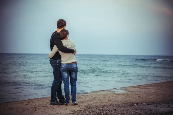 Couple heureux sur la plage — Photo