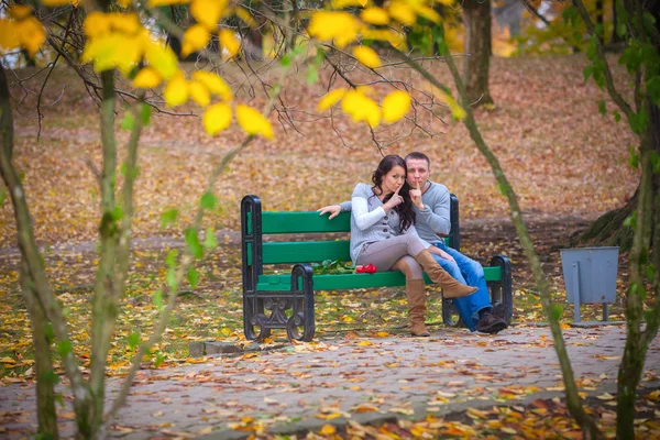 Casal no outono — Fotografia de Stock