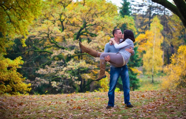 Casal desfrutando outono — Fotografia de Stock