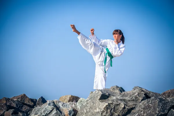 Chica entrenamiento karate —  Fotos de Stock