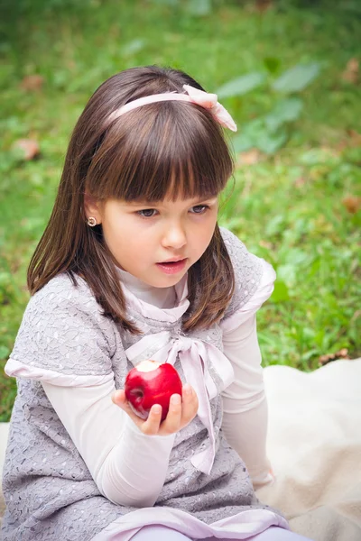 Kislány almát eszik. — Stock Fotó
