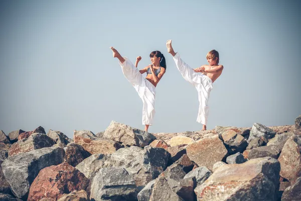 Niños entrenando karate — Foto de Stock