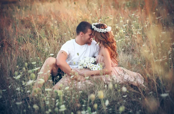 Amor entre pareja joven — Foto de Stock