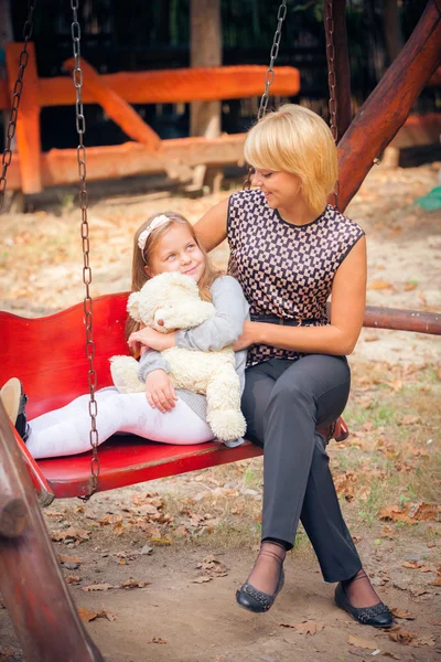 Moeder en kind in park — Stockfoto