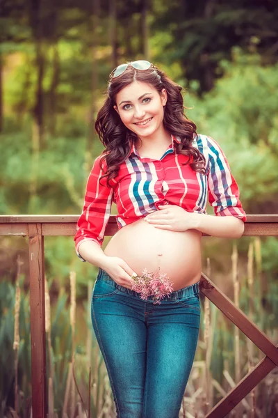 Mulher grávida ao ar livre — Fotografia de Stock